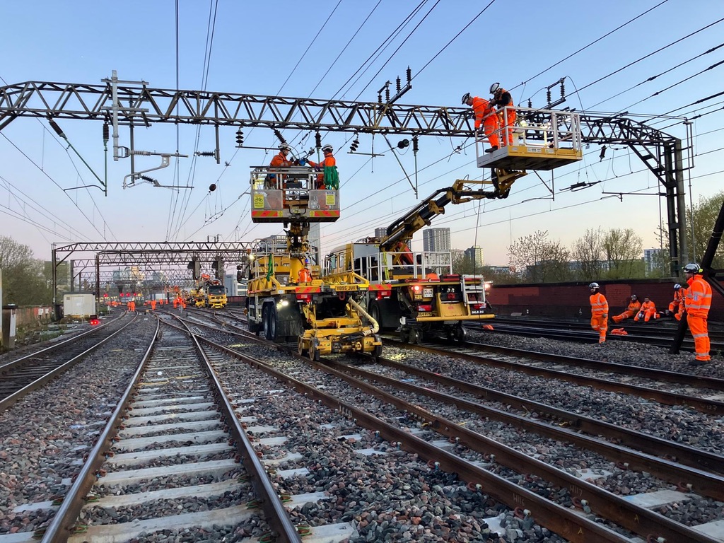 Overhead line electrification works on the mainline